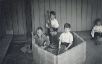 502118 Afbeelding van enkele spelende kinderen in een overdekt deel van het schoolplein van de Fröbelschool Ondiep 63 ...